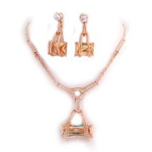 暗夜芳華 新光施華洛世奇水晶「夜來香」套裝，點亮頸間與耳畔的璀璨詩篇